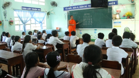 Hè về, học sinh Khmer đến chùa học chữ mẹ đẻ