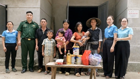 Trao công trình an sinh, Tủ sách Biên cương cho xã Trịnh Tường (Lào Cai)