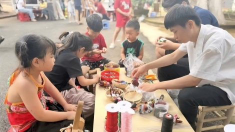 Thiếu nhi Đắk Lắk hào hứng trải nghiệm văn hóa Tây Nguyên dịp 1/6