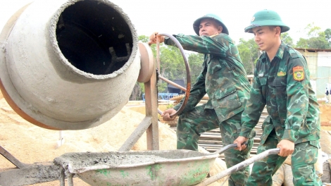 Bộ đội “chia lửa” xây trường nội trú vùng biên