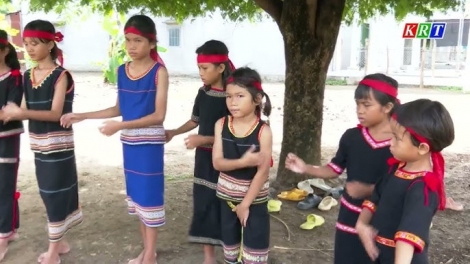 Mơhnhôk kuăn cháu hriâm i rơkê vâ ai cheăng pêi  (Vận động con cháu học giỏi để có việc làm)