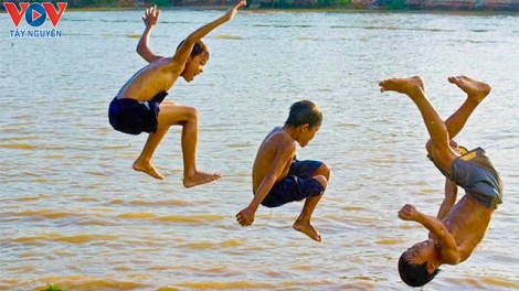 Pôi tá ăm rơnó pơtê hriâm chiâng tơdroăng ki châi khéa