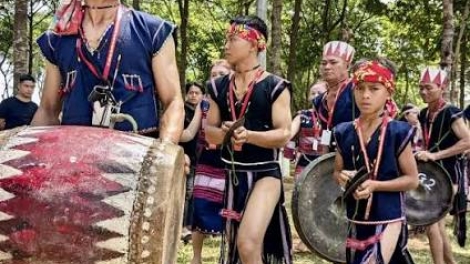 Rơngôt amĭ ba ama ƀă (Nhớ công ơn cha mẹ)