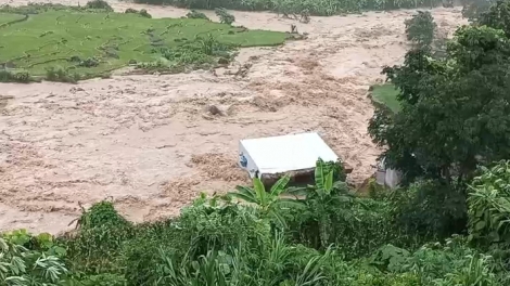 Mưa lũ làm sập, cuốn trôi ngôi nhà 2 tầng tại Lai Châu 