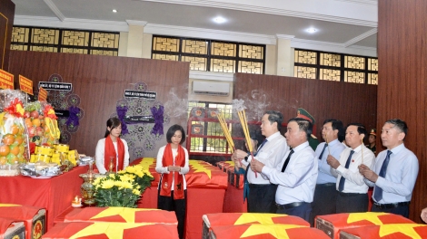 Chủ tịch Quốc hội chu ñàng, kah ưn ngài ală Cau ling khin cha jak chài chơ̆t màng tàm ƀòn dờng Hồ Chí Minh  