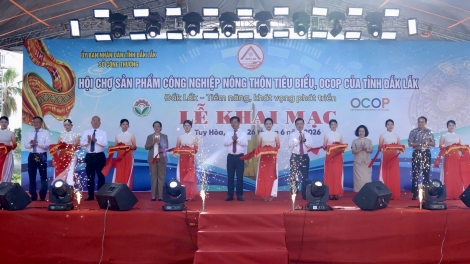 Rơtế prôk ƀă kuăn pơlê vâ thăm mơdêk ki kơnâ ‘na kế tơmeăm dêi pơlê cheăm