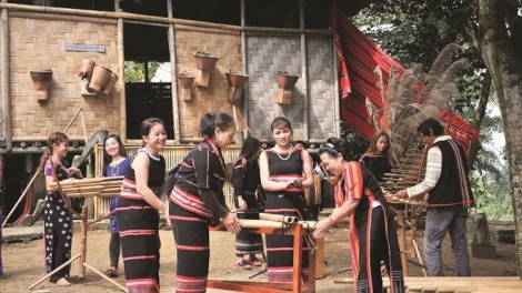 Vi yông ‘nhă kơ ba (Họ mời mình đến)
