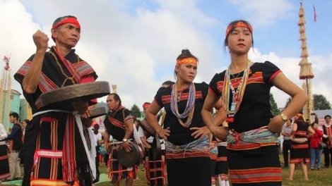 Chok dê̆ kon chim bri (Bắt chim trong rừng)
