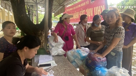 Yến gạo, mớ rau và đồng tiền chắt chiu ấm lòng vùng rốn lũ Mường Than