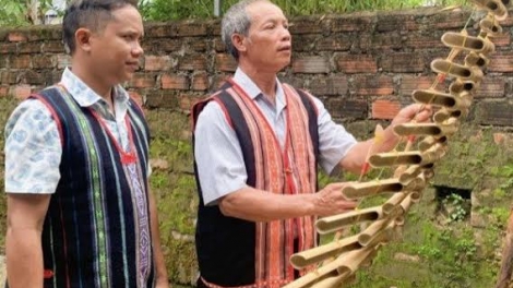 Mơnê Đảng, Tơnĕ dak  (Ca ngợi Đảng, Nhà nước)