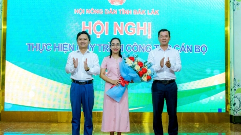 Mò H’Giang Niê geh pồ lơh Chủ tịch Mpồl Cau lơh broă sa càr Dăk Lăk