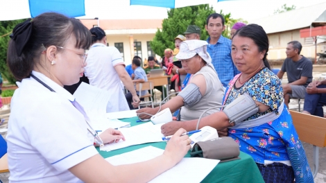 Đưa bác sĩ, thiết bị về gần dân