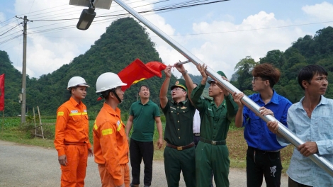 Thắp sáng đường biên, gắn kết lòng dân