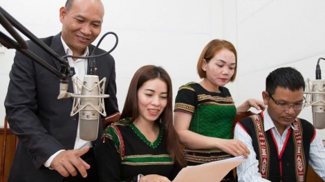 Ntơm bah Radio tât trong kan mrô