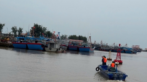 Hải đoàn Biên phòng 38 hỗ trợ ngư dân phòng tránh bão số 4