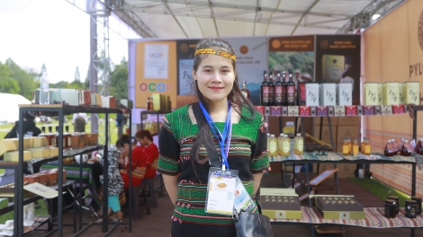 Hơdruê tiâ pro tơhmâ Mơnê Đảng, Tơnêi têa