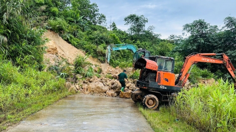 Đường vừa thông xe lại tiếp tục sạt lở, 455 hộ dân lại bị cô lập 