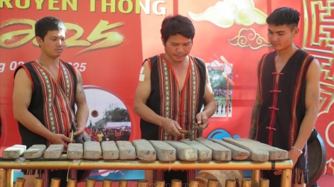Nghệ nhân ưu tú A Thu-Nuĭh mât ăp nău nteh chĭng gông  Xơ Đăng
