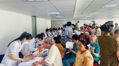 DOM KA DAOK IEK NDUAC KACAH 150 HAREI MELAM PASANG IEK PREIN YAVA KA TAONG ABIH BHAP BINI DI BAN RAYA HO CHI MINH