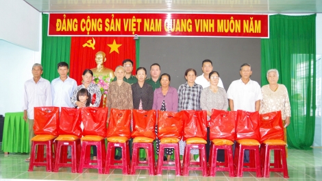 Trao 100 phần quà cho gia đình chính sách, hộ nghèo vùng biên giới biển