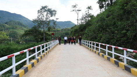 Bền bỉ nối những nhịp cầu vùng cao 