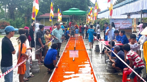 Ghe Ngo mini điên điển - Sân chơi của thiếu nhi Khmer Cà Mau