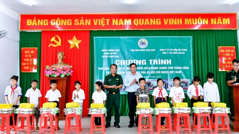 Biên phòng Cần Thơ trao tặng 100 phần quà cho các gia đình khó khăn