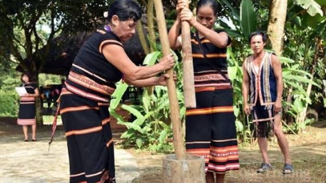 Pơlê hâk ro xuâ báu nếo