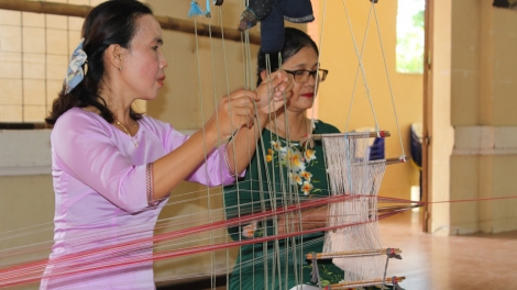 Để sắc màu thổ cẩm Chăm Mỹ Nghiệp tiếp tục vươn xa 