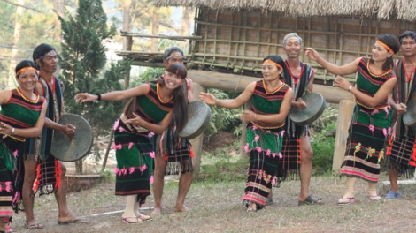 Pơlê hâk ro xuâ báu nếo (Niềm vui mùa gặt ở làng buôn)