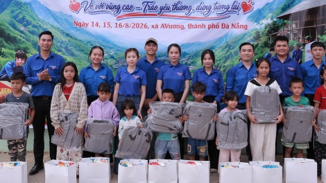 Thanh niên chung sức hỗ trợ thiếu nhi vùng biên giới