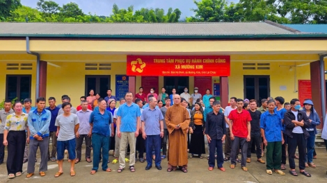 Chùa Liên Hoa trao tặng quà hỗ trợ người dân vùng lũ Lai Châu