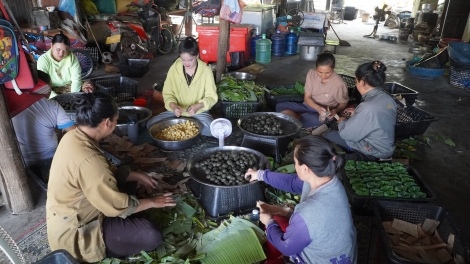 Nghề làm bánh gai của người Việt tại Lào