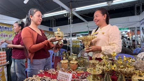 អានយ៉ាងពន្លឿនវិនិយោគ ពាណិជ្ជកម្ម និងទេសចរណ៍ដោយគោលដៅកំណើន២ខ្ទង់