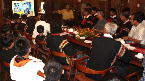 Bi mni kơ Đảng (Ca ngợi Đảng)