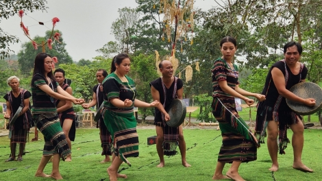 Jờng rơ rài kis niam bơnĕ 