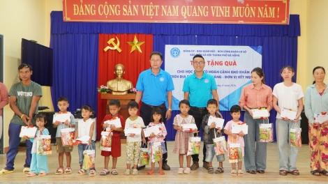 Học sinh đồng bào Cơ Tu được nhận quà là sách vở 