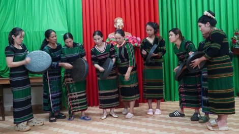 Jiâ rơmoăng M’Nông tung chal nếo nôkố