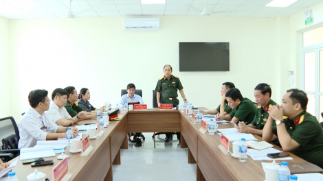 Thượng tướng Phùng Sĩ Tấn ksiêm dlăng Sang hră nội trú Ea Rôk, Dak Lak