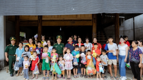 Trẻ em Đan Lai vui tết Trung Thu sớm