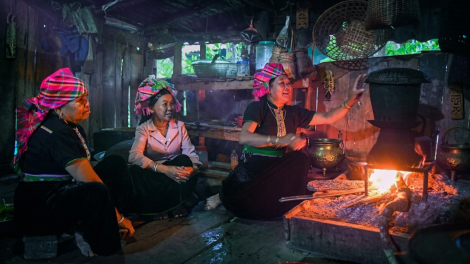 Lửa thiêng, ma nhà và những kiêng kỵ tâm linh trong nhà sàn Khơ Mú