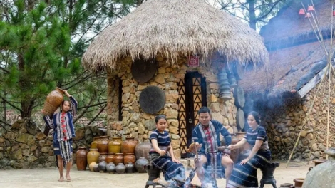 Động viên nhau vượt khó