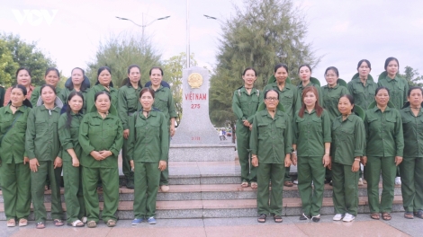 ស្ត្រីនៅតំបន់ព្រំដែននៃខេត្តអានយ៉ាងជាមួយនឹងទម្រង់ស្វ័យគ្រប់គ្រងតំបន់ព្រំដែន និងបង្គោលព្រំដែន