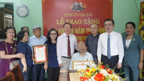 Wa Nguyễn Thanh Nghị ntăm Huy hiệu 80 năm Đảng an 2 đảng viên ta Gia Lai