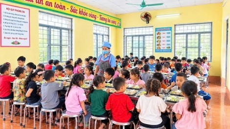 Đảm bảo bữa ăn bán trú cho trẻ vùng cao