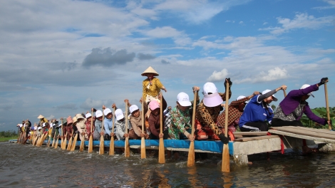 Phụ nữ Khmer chung nhịp dầm, giữ gìn phát huy lễ hội đua ghe Ngo
