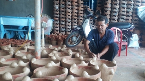 Người đàn ông gắn bó với nghề gốm hơn 30 mùa Katê