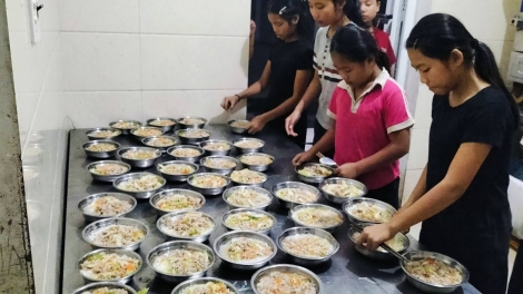 "Phở vui sao xanh" ấm lòng học sinh Đan Lai
