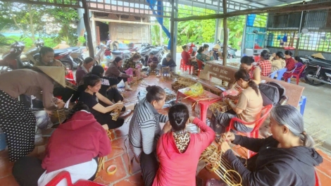 របរត្បាញកំប្លោកកំពុងបើកចេញទិសដៅរកស៊ីចិញ្ចឹមជីវិតជូនបងប្អូននារីជនបទនៅក្រុងកឹនធើ