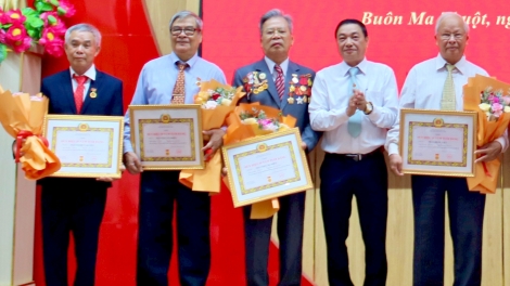Đảng viên hơnăm hiăng krâ a Dak Lak: Pơtê cheăng, ôh tá pơtê hnoăng cheăng pêi